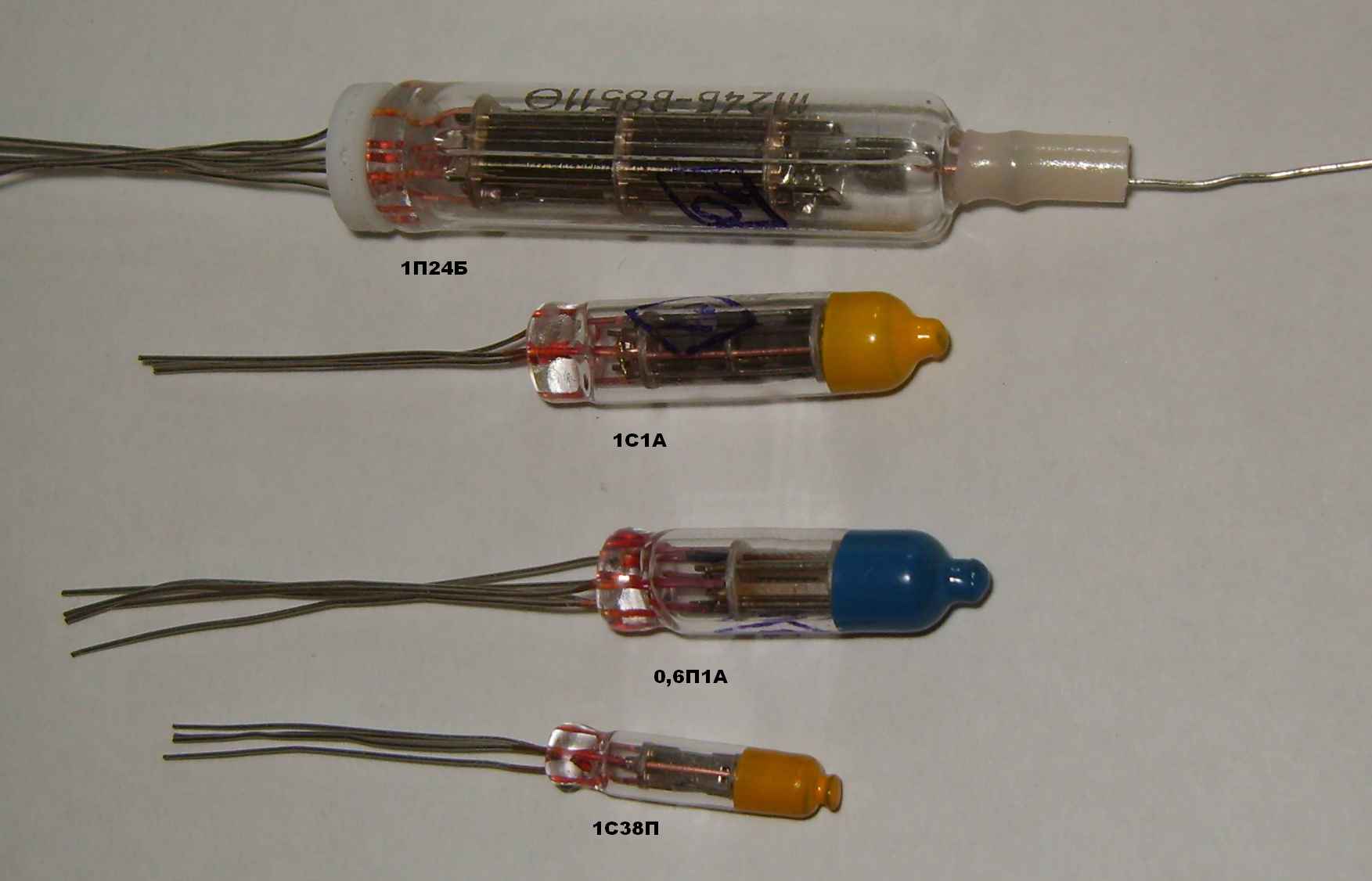 1 п 24. 1б2п радиолампа. Радиолампа 1п24б-в. Стержневая радиолампа 1с38а. Лампа 1п24б.
